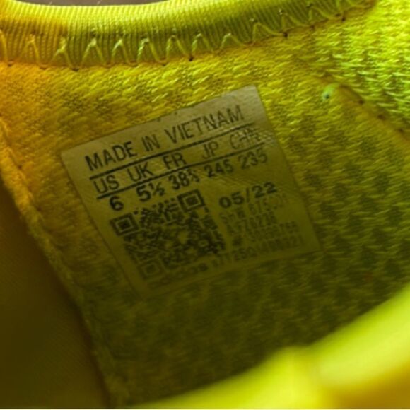 GUC Boys Adidas NMD R1 V2 (size 6) - Picture 7 of 11